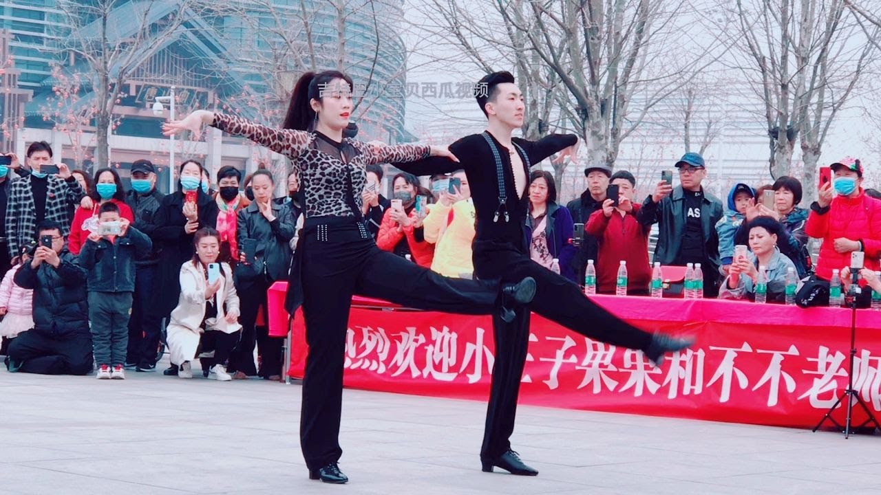 果果不不姐弟反串表演水兵舞《惜別的海岸》，精彩總在一瞬間！