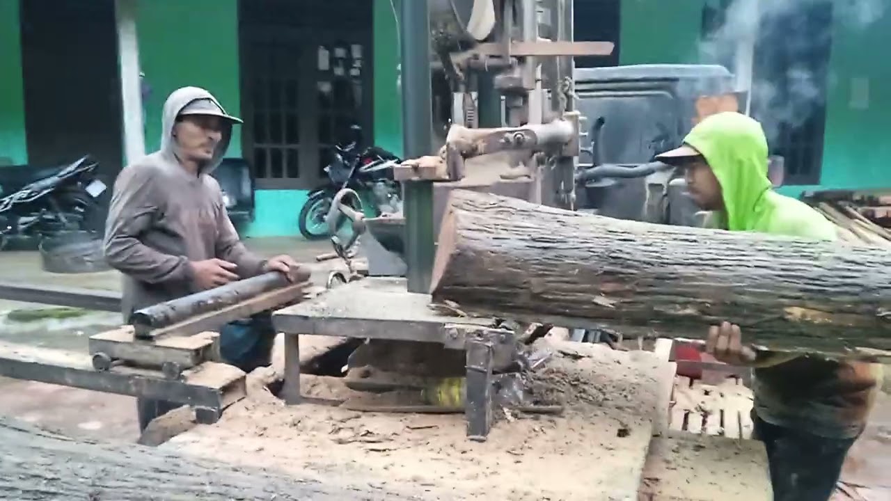 KESERUAN dalam gergaji kayu jati super.....!!!!dengan gergaji mesin BANDSAW rakitan