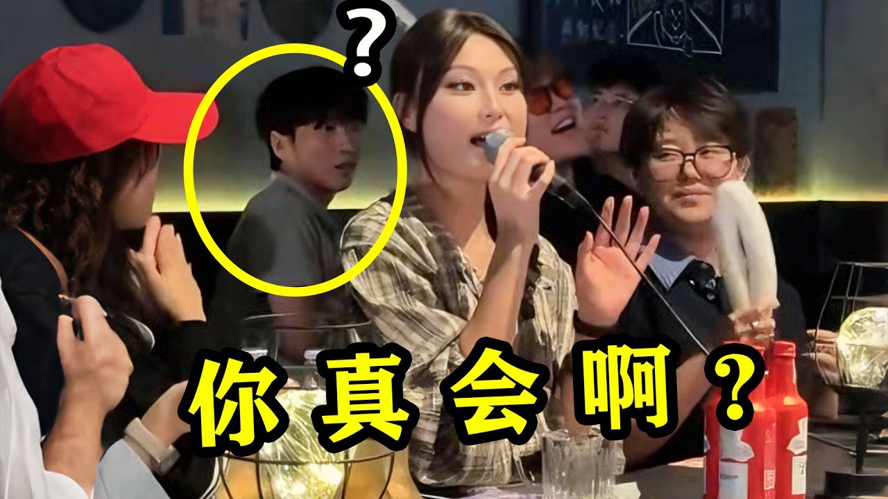 酒吧美女被迫接麦唱歌，以为随便唱唱，没想到一开口驻唱原地失业