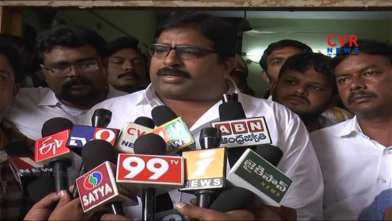 TDP leaders protest in front of Ongole Police Station | Traffic SI Hulchul | CVR News