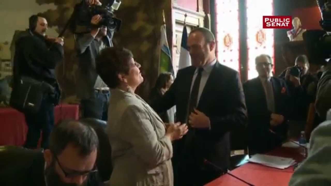Municipales 2014: Steeve Briois (FN) s'installe à la mairie d'Hénin-Beaumont