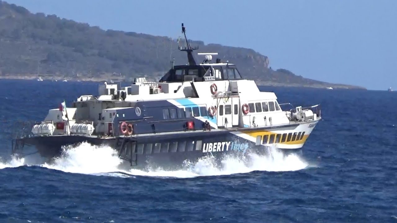 Aliscafo Fiammetta M in partenza dal porto di Favignana