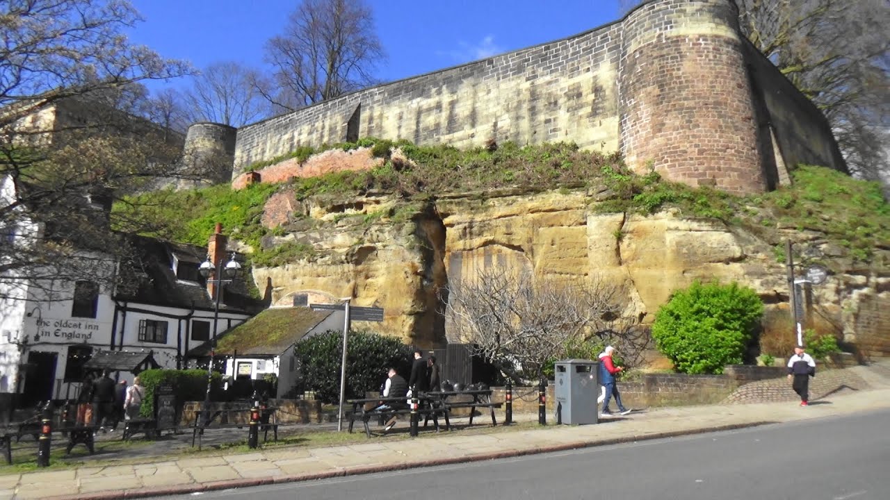 Nottingham Castle tour around the outside.