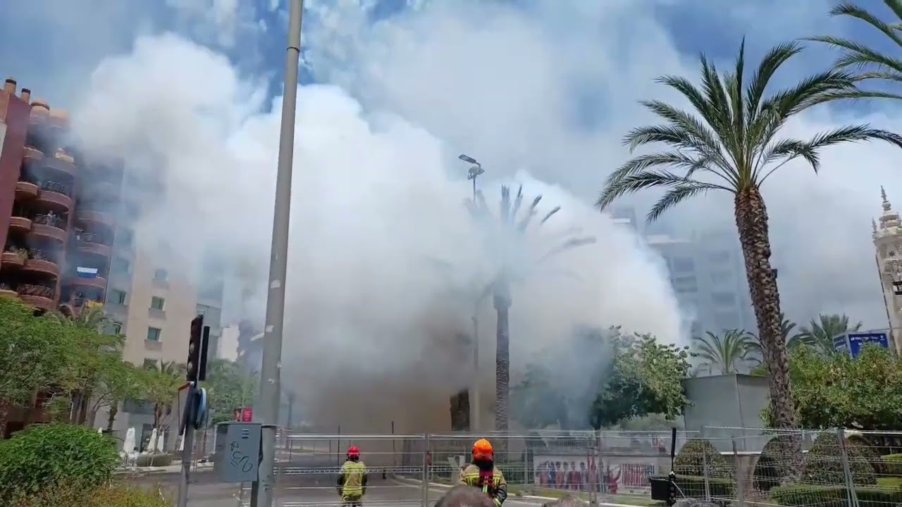 Arrancan las Hogueras de Alicante con una mascletà corta e intensa de Pirotecnia Tamarit