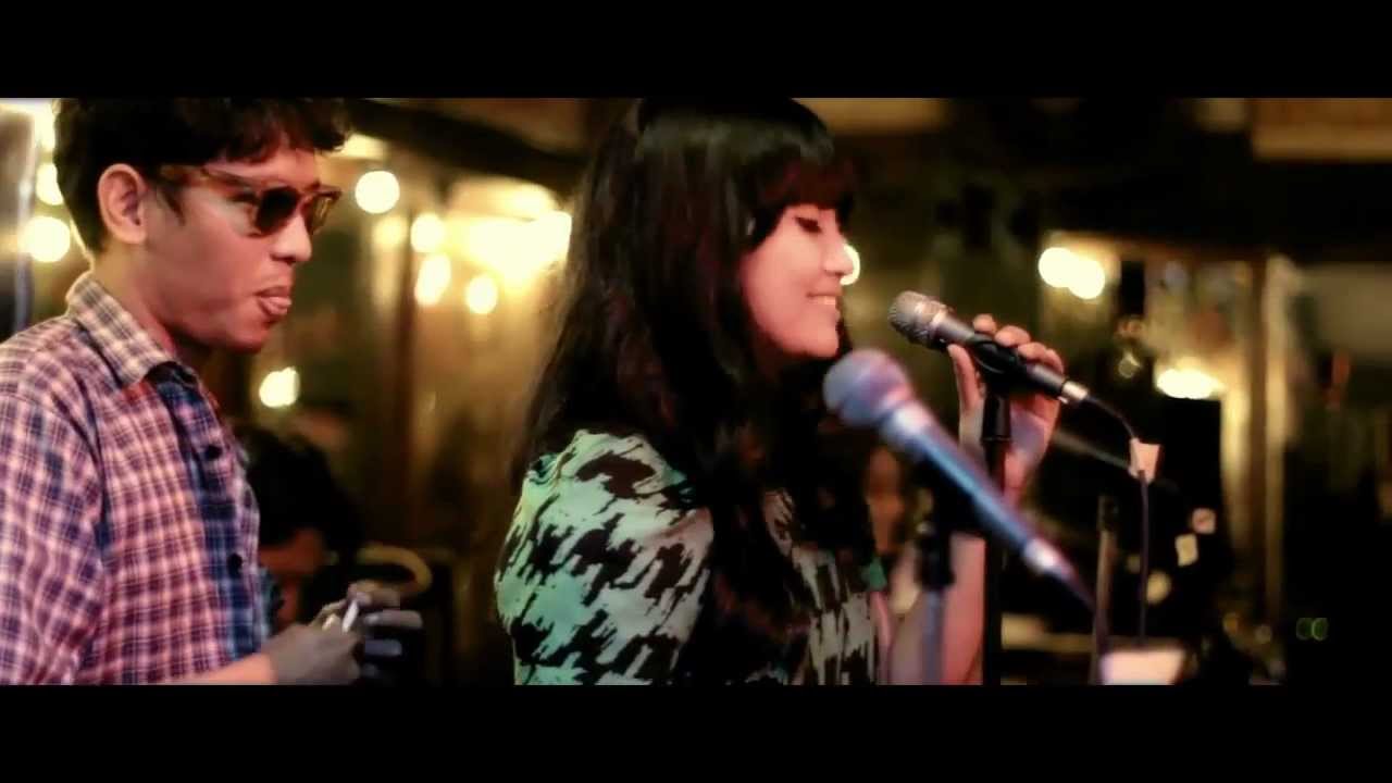 White Shoes & The Couples Company Feat. oomleo - Vakansi (Live at Jaya Pub)