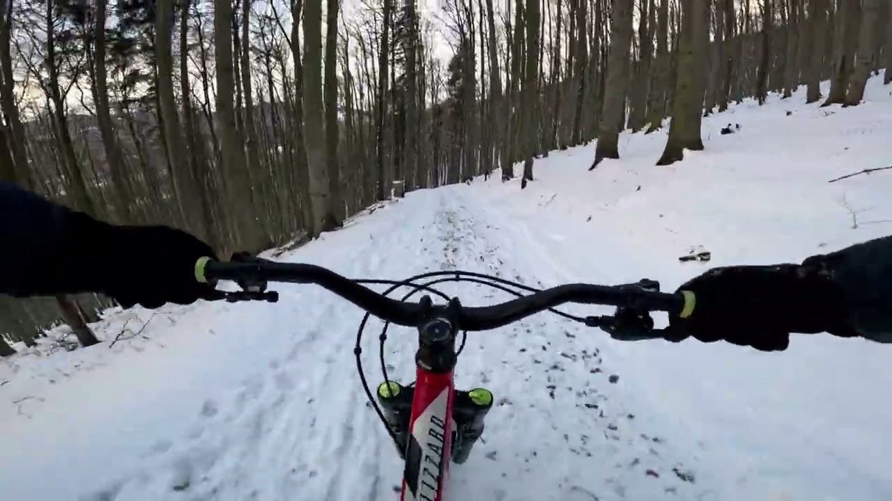 Radhošť MTB Sjezd ve sněhu od kaple k Pindule.