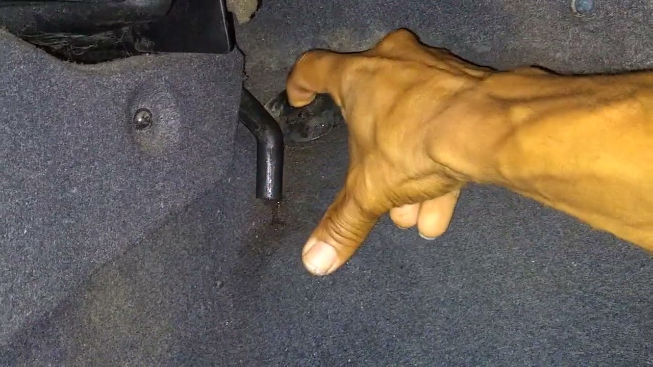 Mangueira do ar condicionado da Strada entupida está molhando o assoalho...