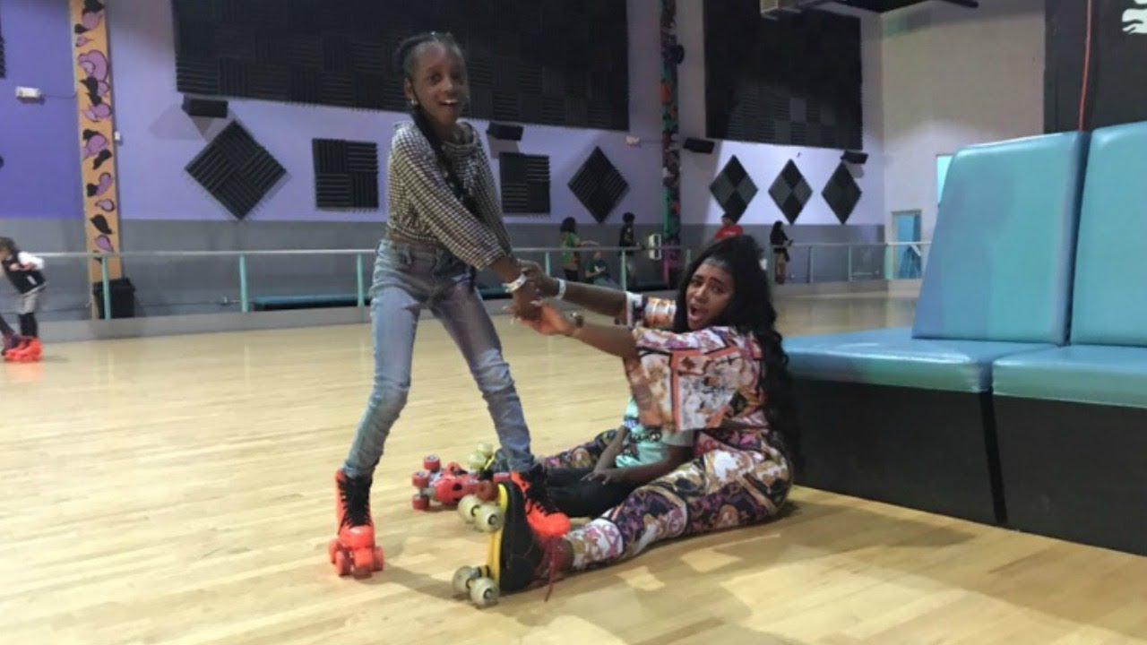 WE WENT ROLLER SKATING MALINDA FELL LOL- FAMILY VLOG