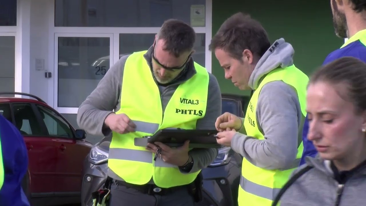 Una quinzena d’alumnes aprenen com actuen els serveis d’emergències en un rescat real