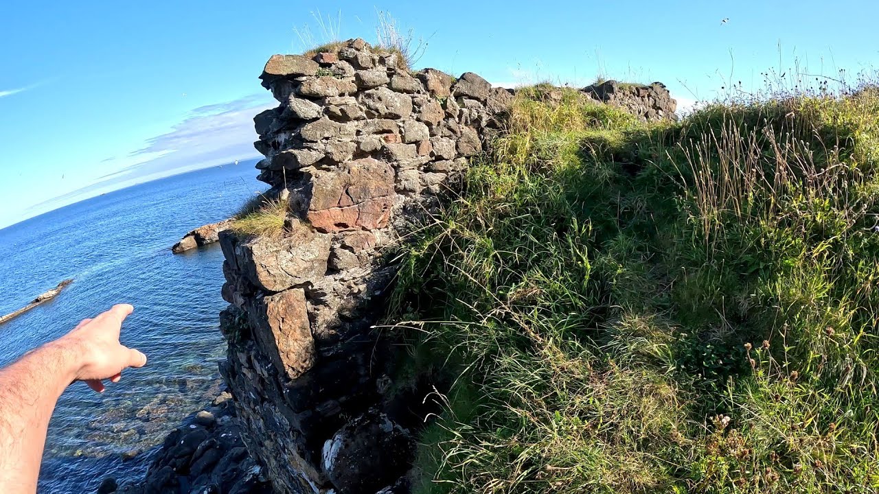 i resti di un castello sul mare