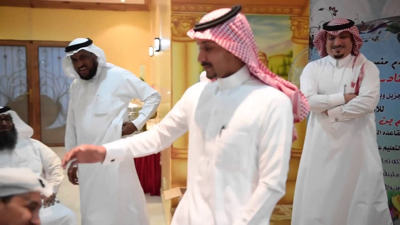 في مشهد مؤثر مواطن يقبل قدم والده في يوم تقاعده