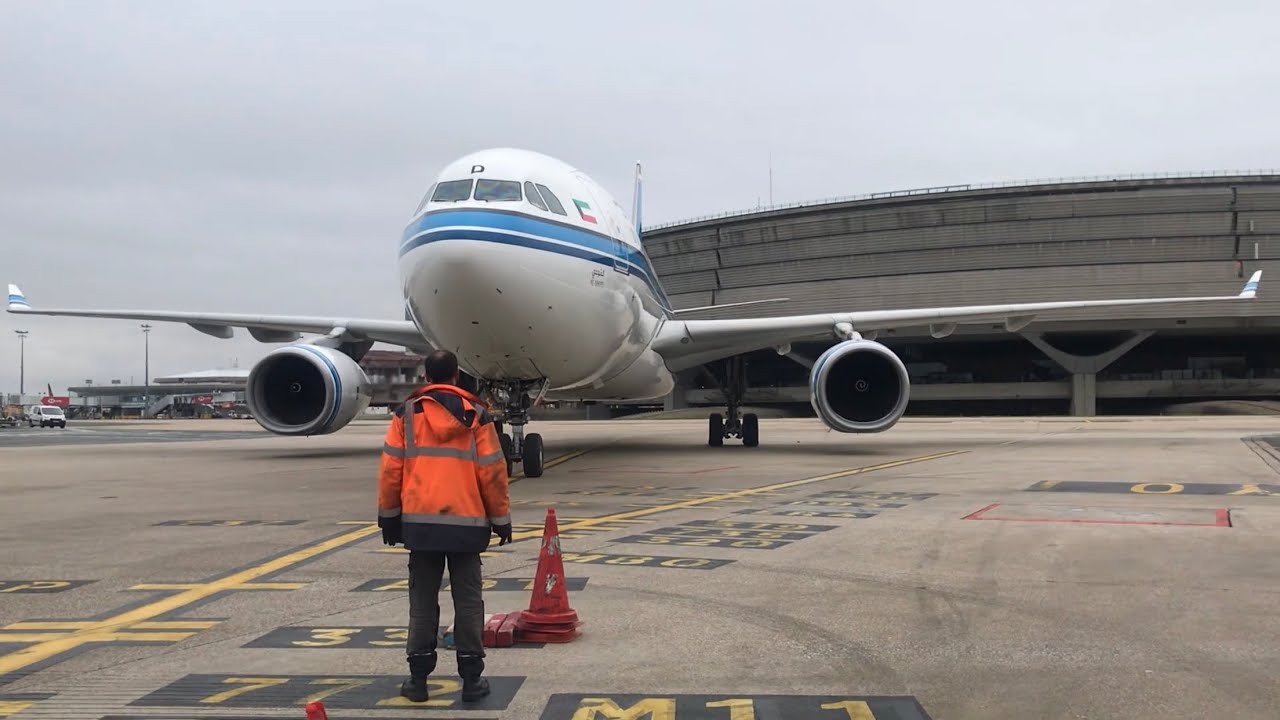 Parking Airbus A330 at CDG