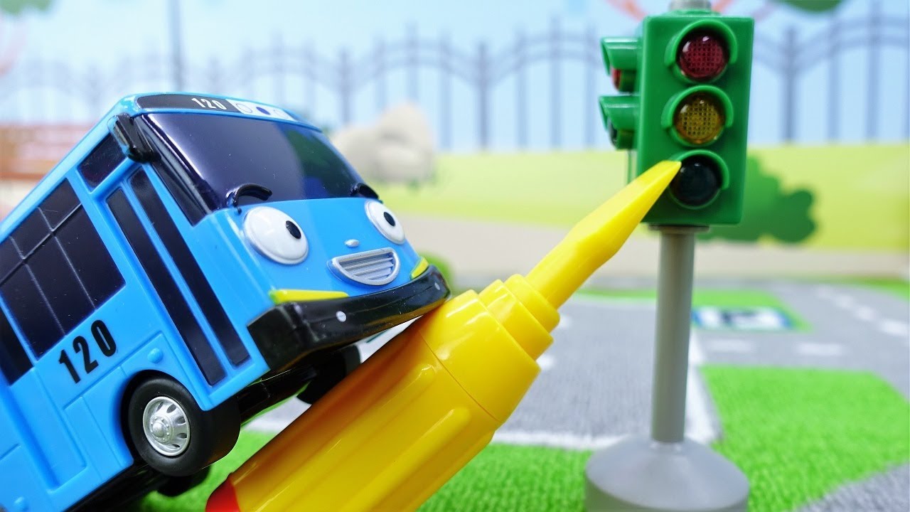 Video e giochi per bambini. Il semaforo rotto. Il piccolo autobus Tayo e le macchinine