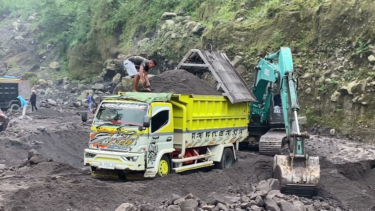 Excavator digging sand part 10