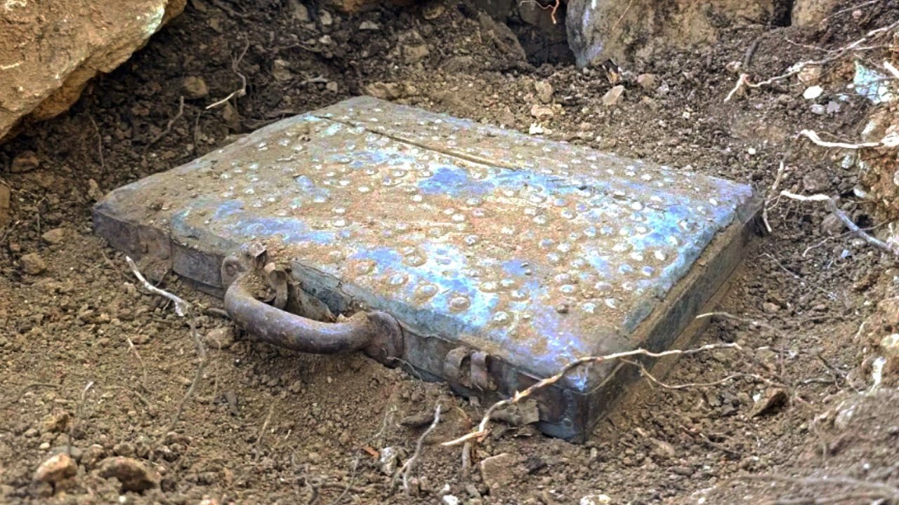We found a chest that had many items inside it#MysteryChes