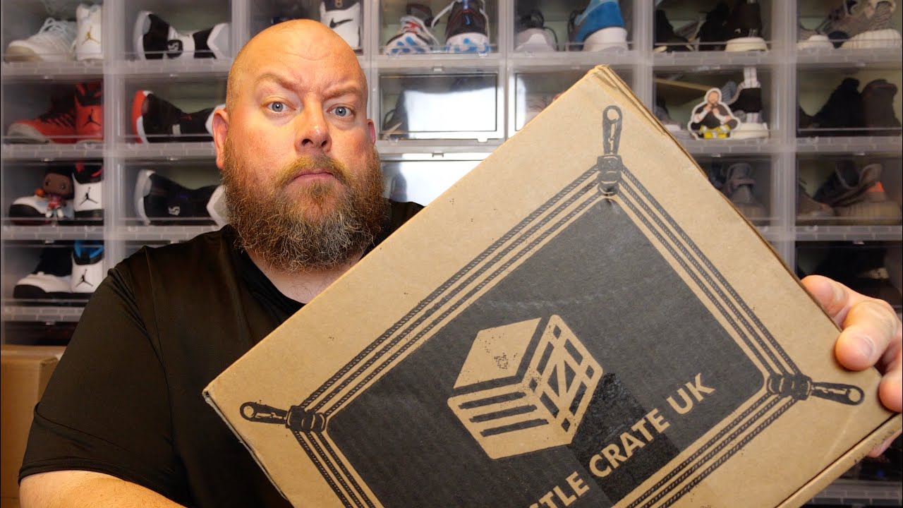 Opening the WRESTLE CRATE UK Mystery Box & Found EPIC Bret Hart Item!