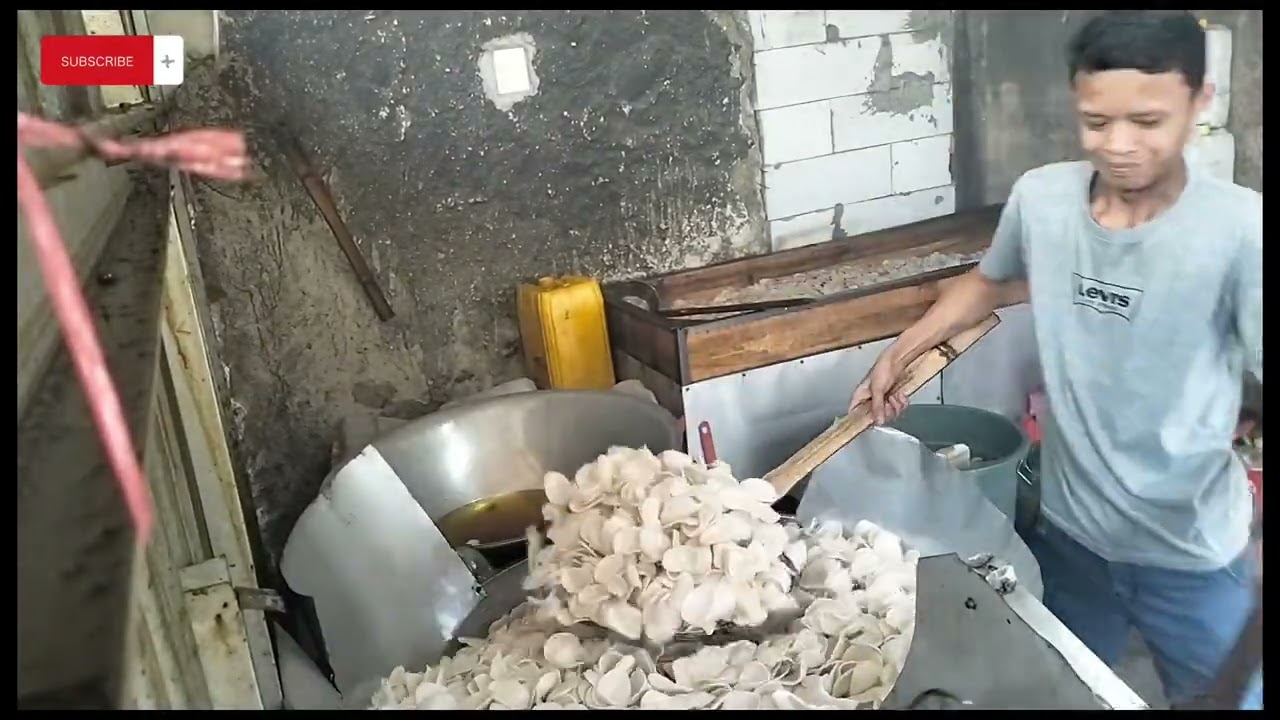 proses penggorengan kerupuk asia dari mentah sampe di kemas#gorengkerupuk #snack#dinastisnack
