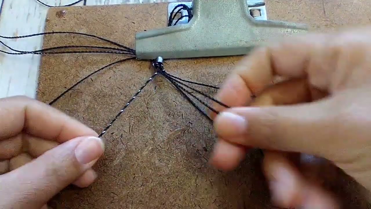 Pulseira fina de Macramê com fecho ajustável.