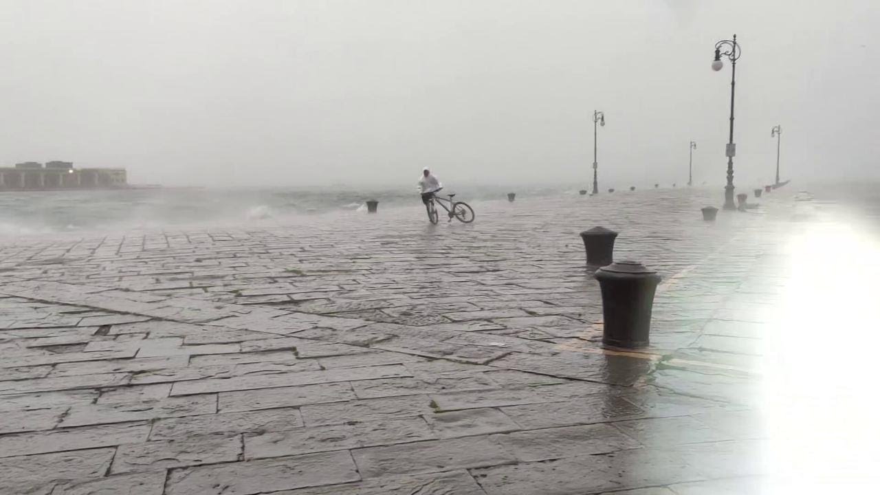 Maltempo a Trieste: fuggi - fuggi generale dai luoghi all'aperto