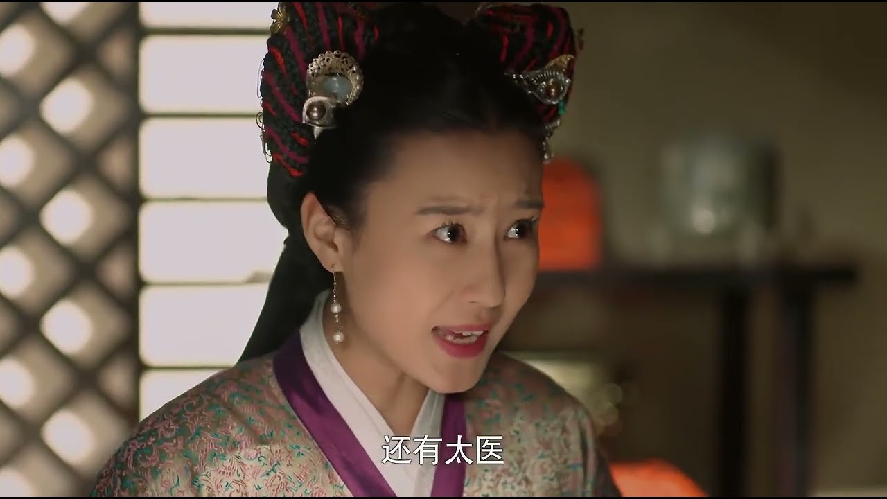 羋月傳：羋月腹痛難產，大王知道消息趕來探望，太醫說只能保壹人，誰料最後母子平安，女醫摯檢查羋月先前服用的藥渣，發現羋月所服草藥有問題