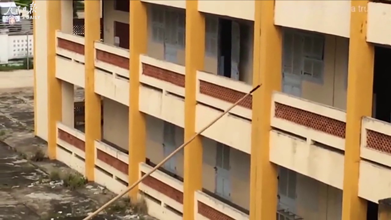 Vietnamese tactical team scale a 30ft wall using nothing but a wooden pole