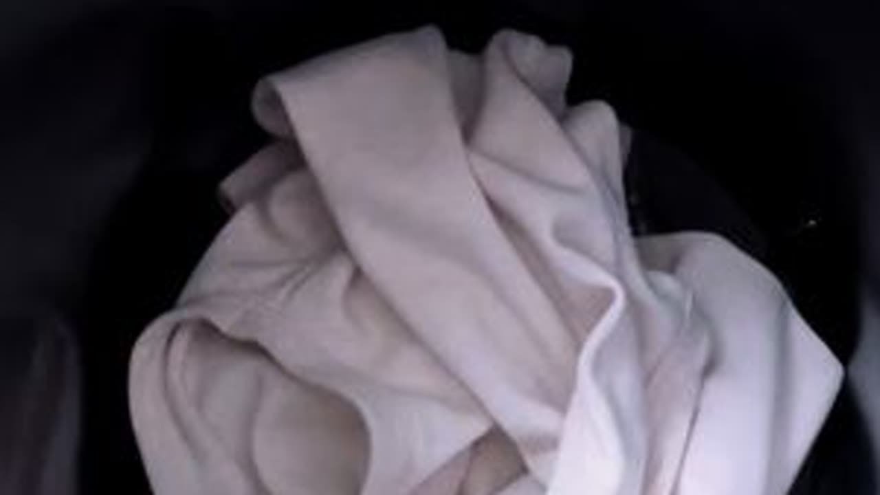 陪伴宝宝三年的宝贝被我扔了 宝蹲在垃圾桶旁边最少半小时了 宝心疼舍不得他的宝贝阿贝贝