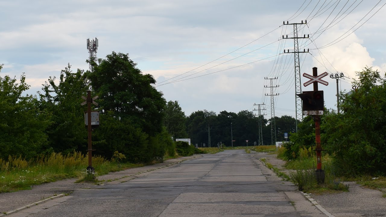Nefunkční železniční přejezd Pardubice-Černá za Bory [P10340] - 2.7.2017 / Czech railroad crossing
