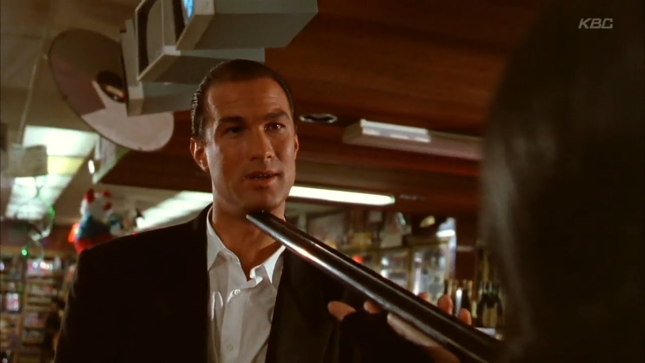 チンピラ相手に舐めプするセガール