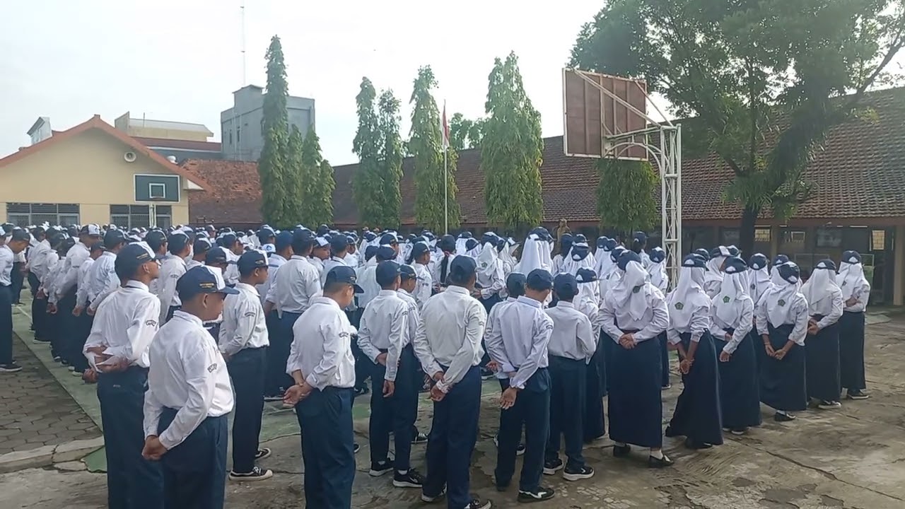 Upacara Bendera Smpn1nanggulan..Kurang Disiplin..mengapa ?