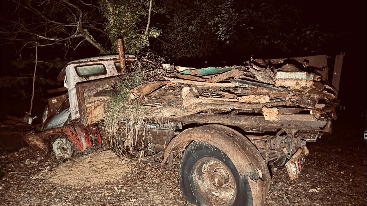 A SELF BUILT HOUSE| DECAYING TIME CAPSULE LEFT FOR RUINS AS OLD MEMORIES FADE AWAY 