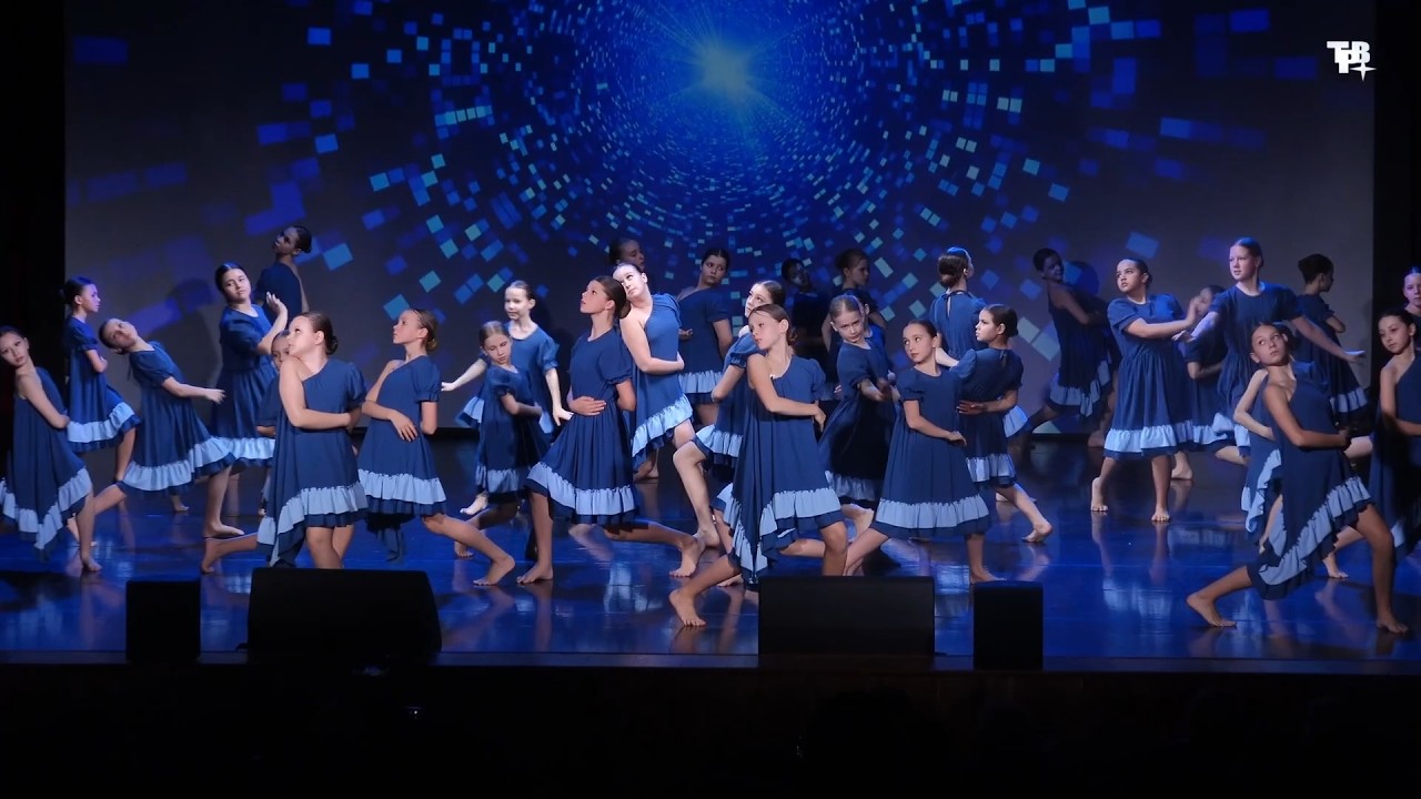 Творческий подарок коллективов МБУКИ «Дом офицеров»