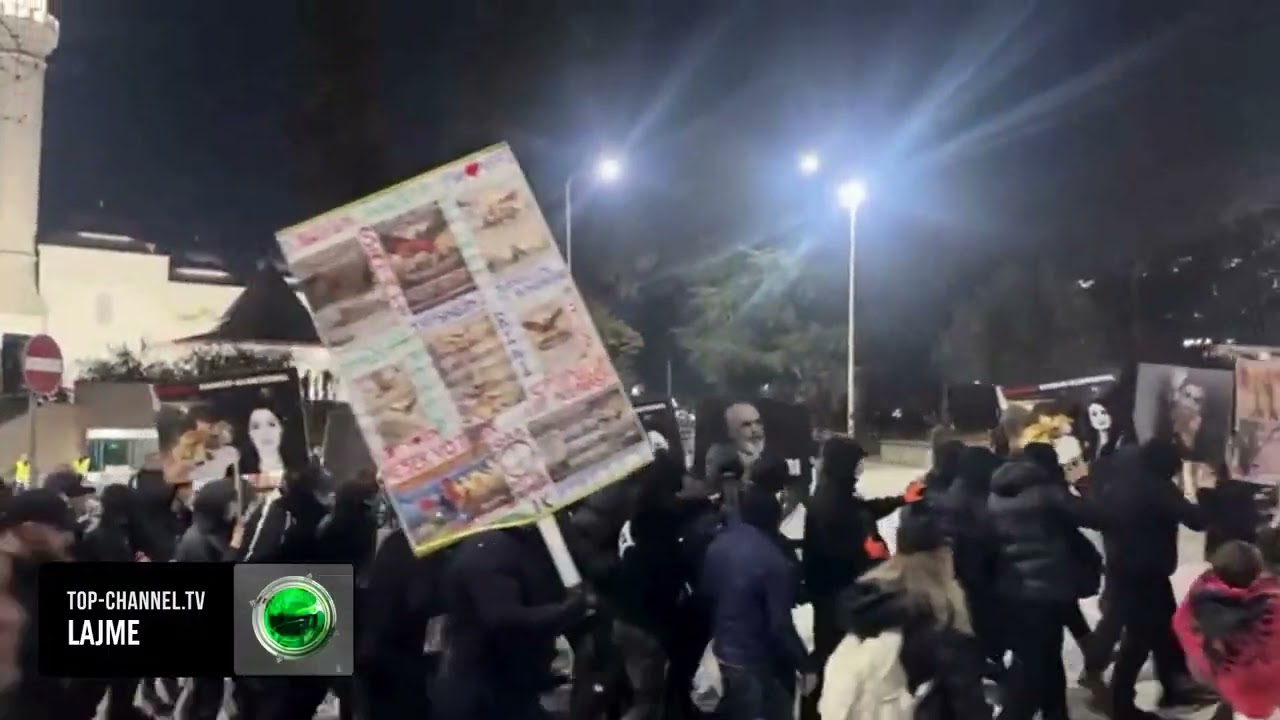Top Channel/ Zhvendoset protesta e opozitës, tubuesit nisen drejt Policisë së Tiranës