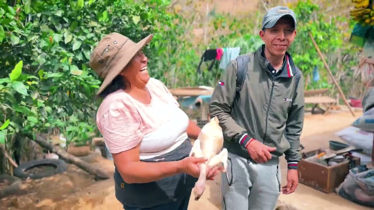 Me puse a coger una gallina para hacerle la merienda a mi hermano Max que nos llego a visitar