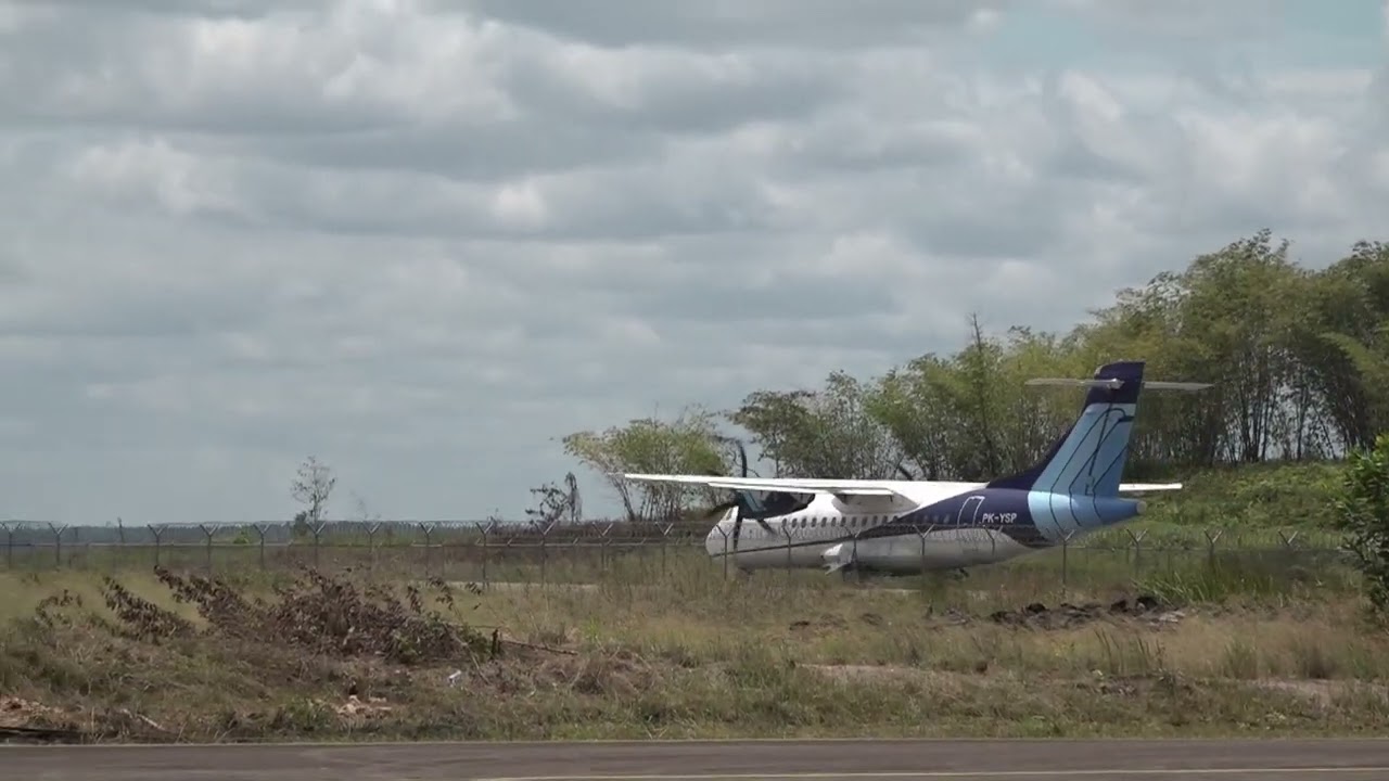 TAKE OFF PERDANA PESAWAT ATR TRIGANA DI BANDARA KEPI KABUPATEN MAPPI