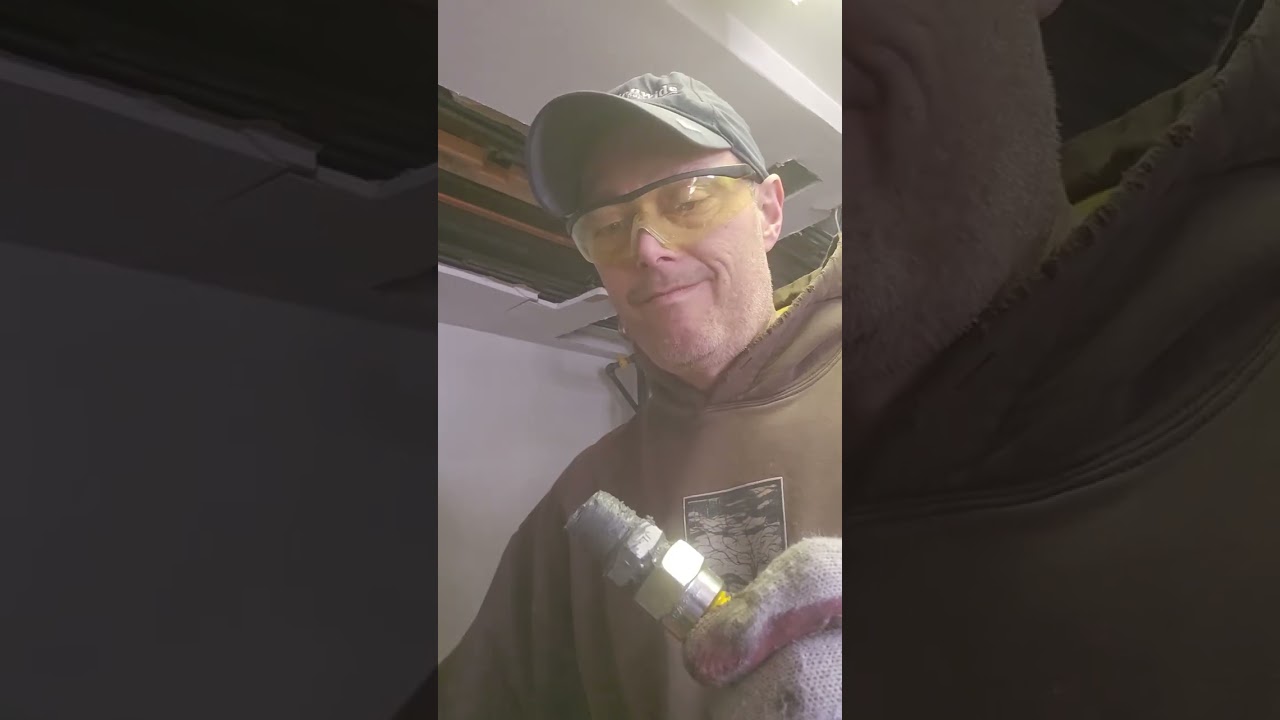 #природныйгаз #заклинивший #клапан #чернаятруба #гаечныйключ #тестмыльнымипузырьками #трубопровод...