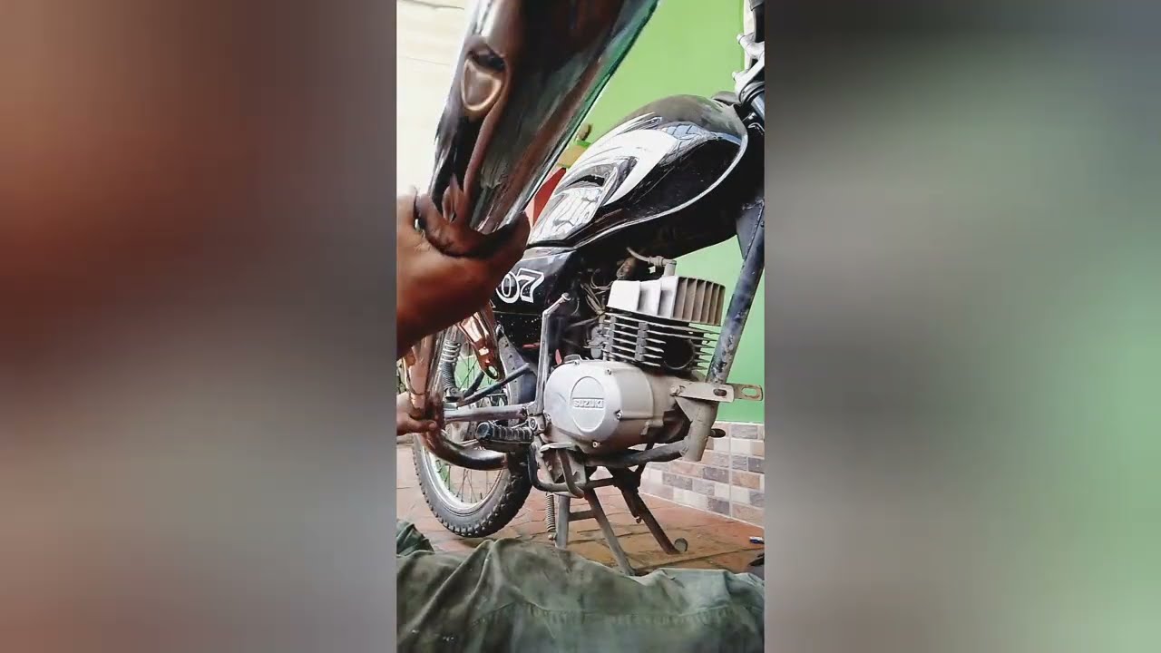 ax 100 Suzuki ahogo por  culpa del tubo de escape.