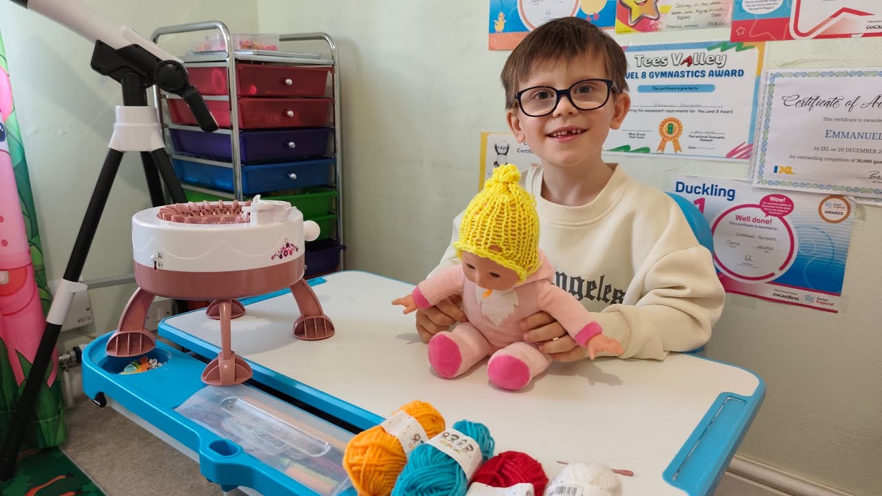 Емік зробив Амійці подаруночок.