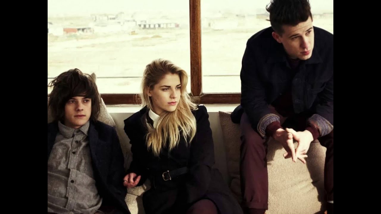 London Grammar -  Stay Awake [Lyrics on screen]