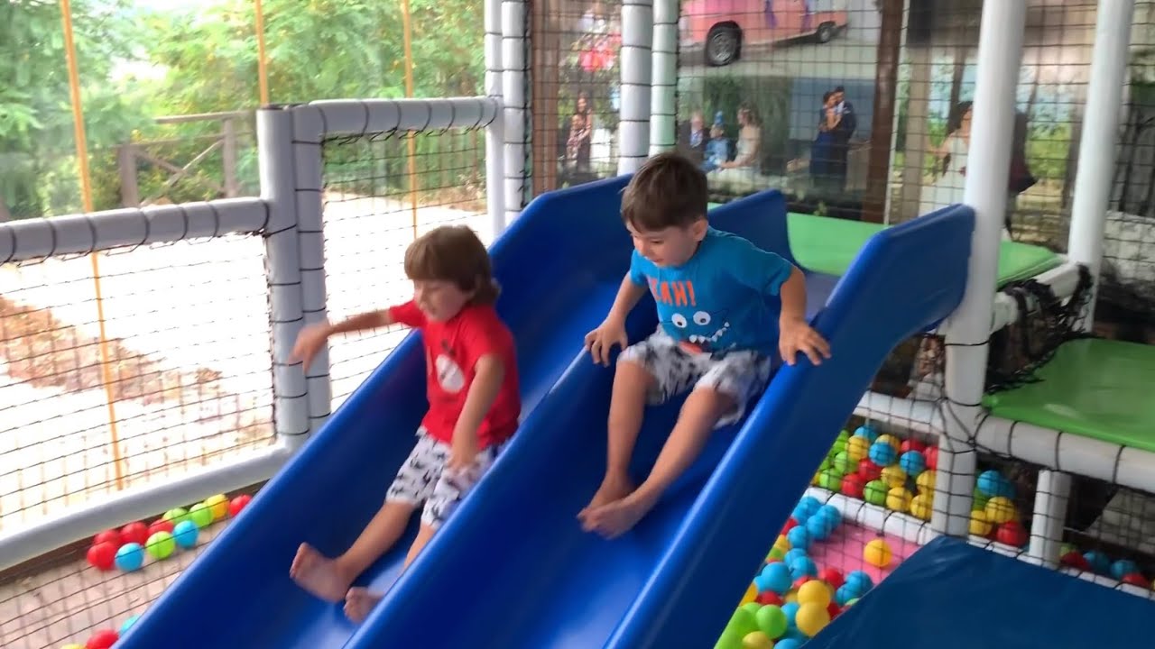 Yusuf ve Fatih Selim kaydırakta yarış yaptılar🤩İlk kim kayarsa kazanır😂 Araba yarışı da oynadılar