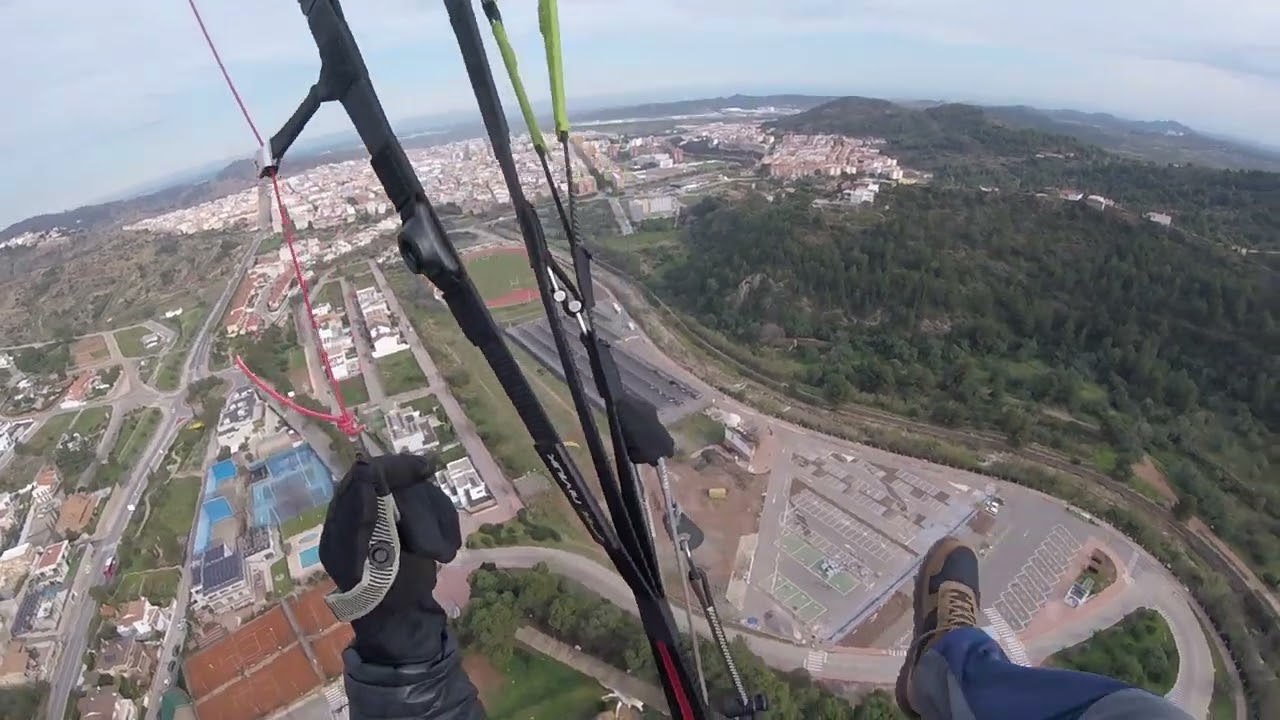 Aterrizaje en las pistas de atletismo en vall de uxo 