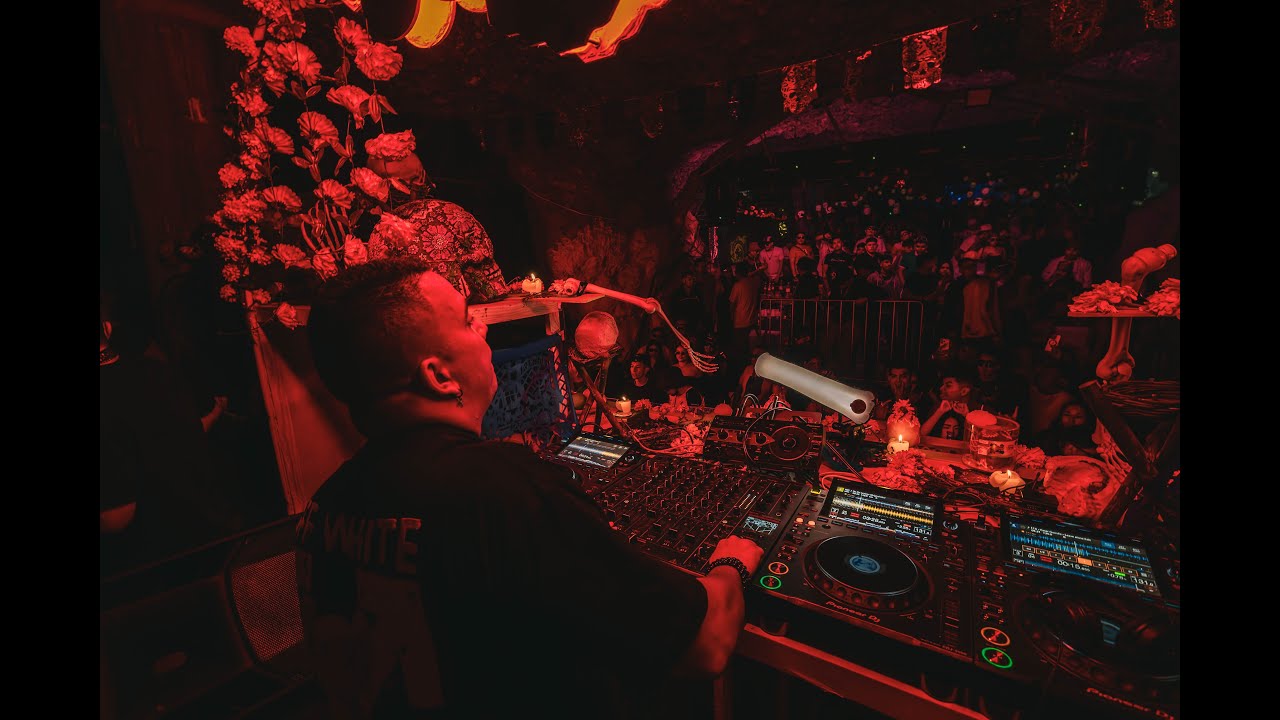 Javi Colina @ Takiri (Teotihuacán . Mexico) Set en la cueva, noche de muertos.