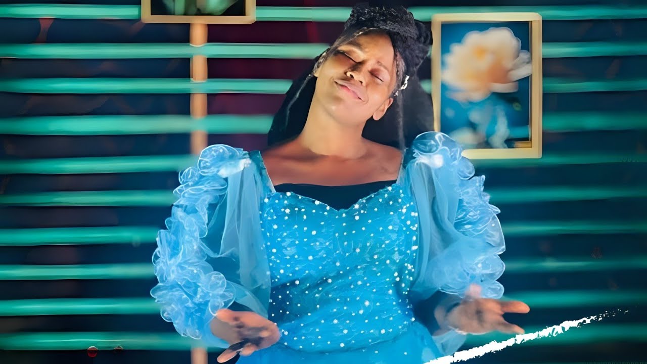 Esther Ossoungou - TROP CRITIQUÉS (Clip officiel)