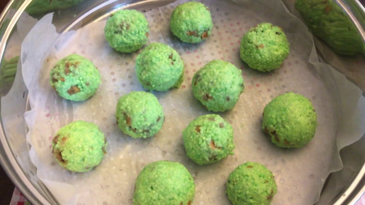 Steamed Tapioca pearl dumplings (Saku Sai Moo) สาคูไส้หมู