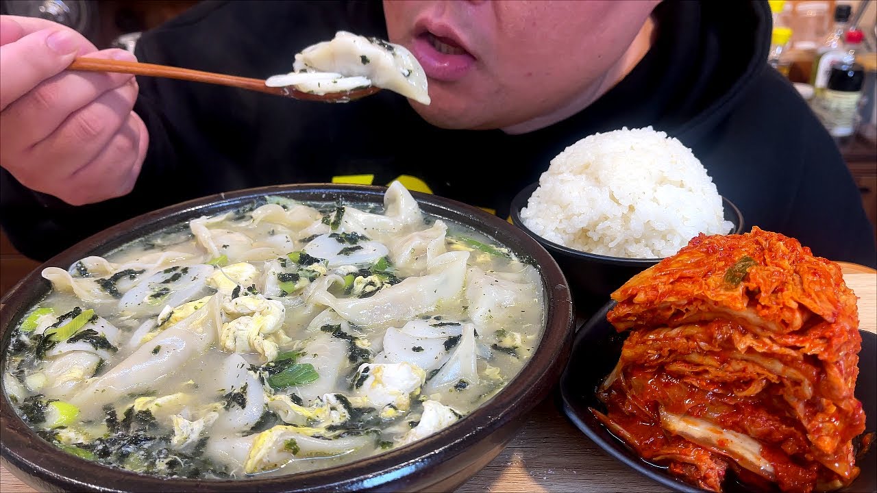 2024년 1월1일 첫 먹방 떡만둣국 3인분에 밥까지 말아 먹어버렸어요... MUKBANG