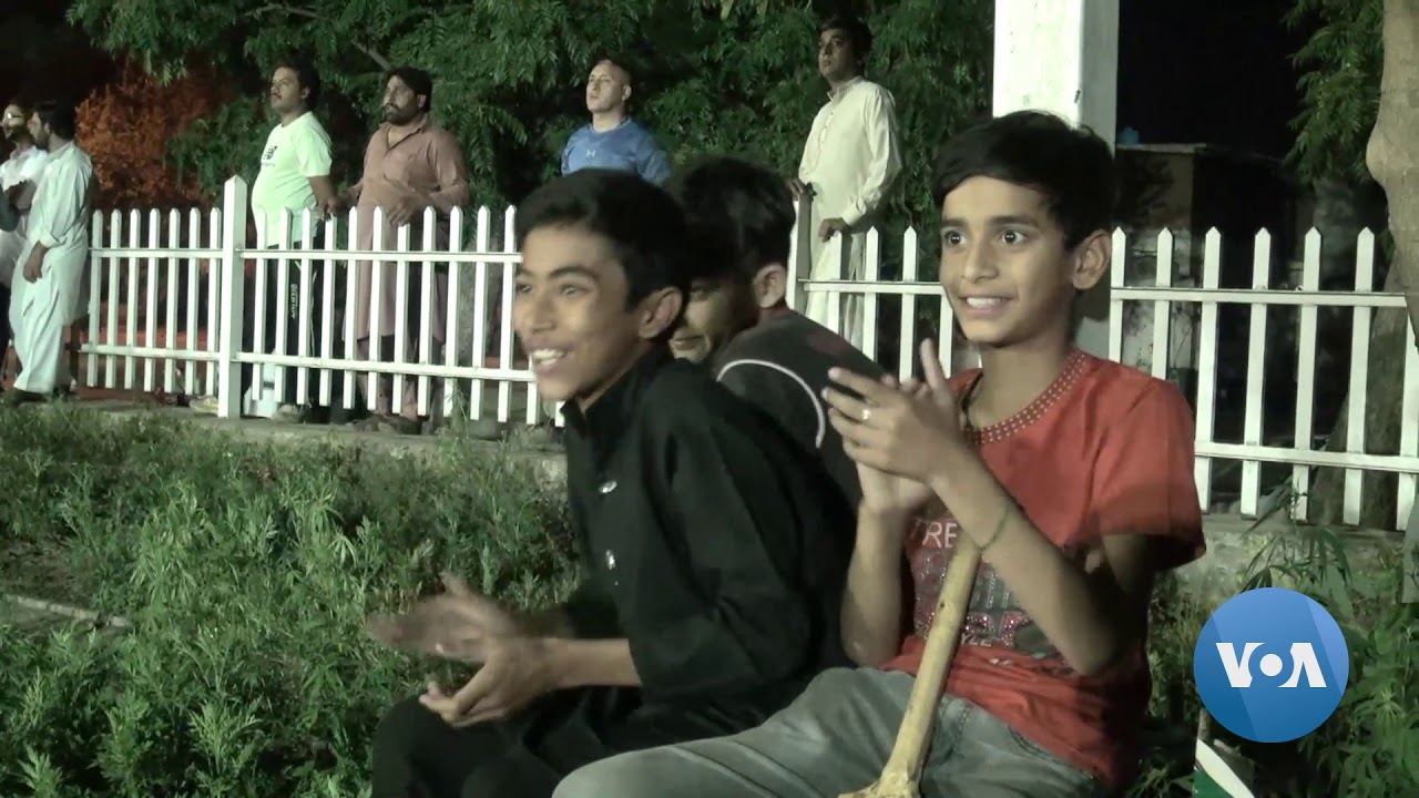 Cricket Fans in Pakistan Turn to Night Matches in Ramadan
