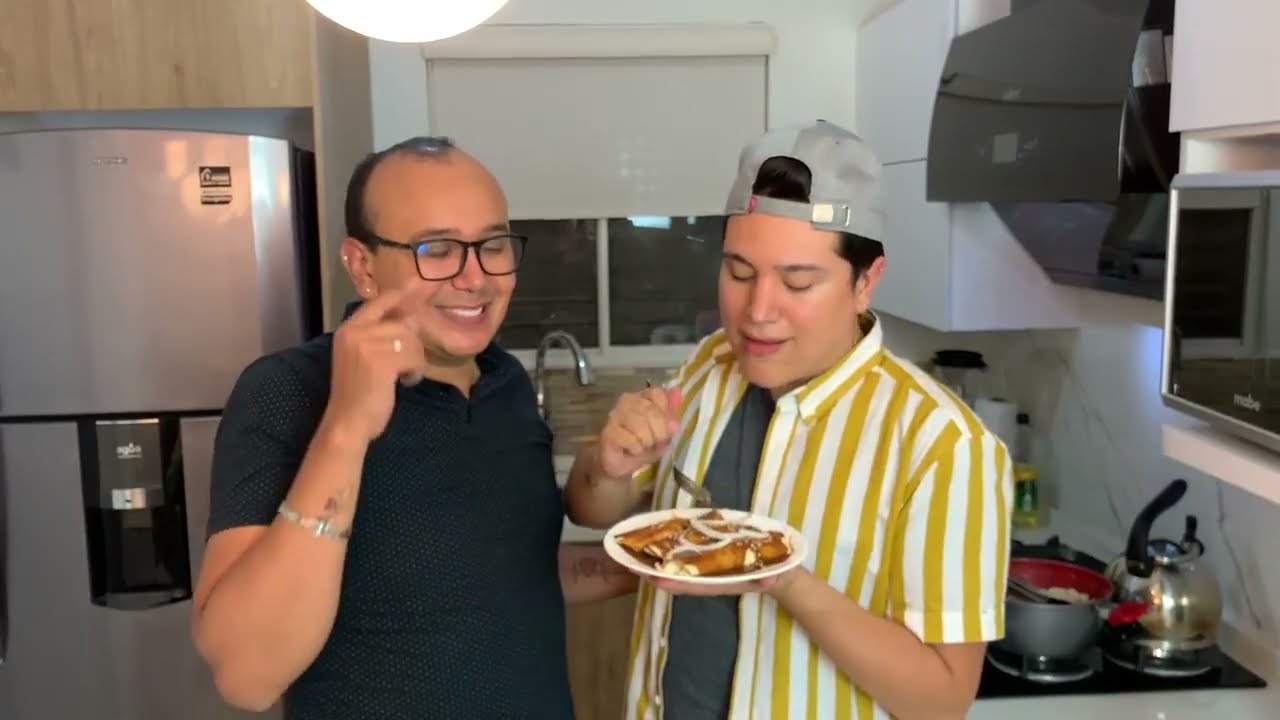 ¡PREPARANDO UNAS RICAS ENMOLADAS!