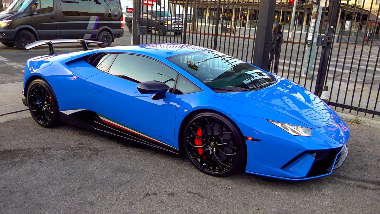 Lamborghini Performante мощностью 900 л. с., принадлежащий Джейку Полу, со сломанным обвесом стои...