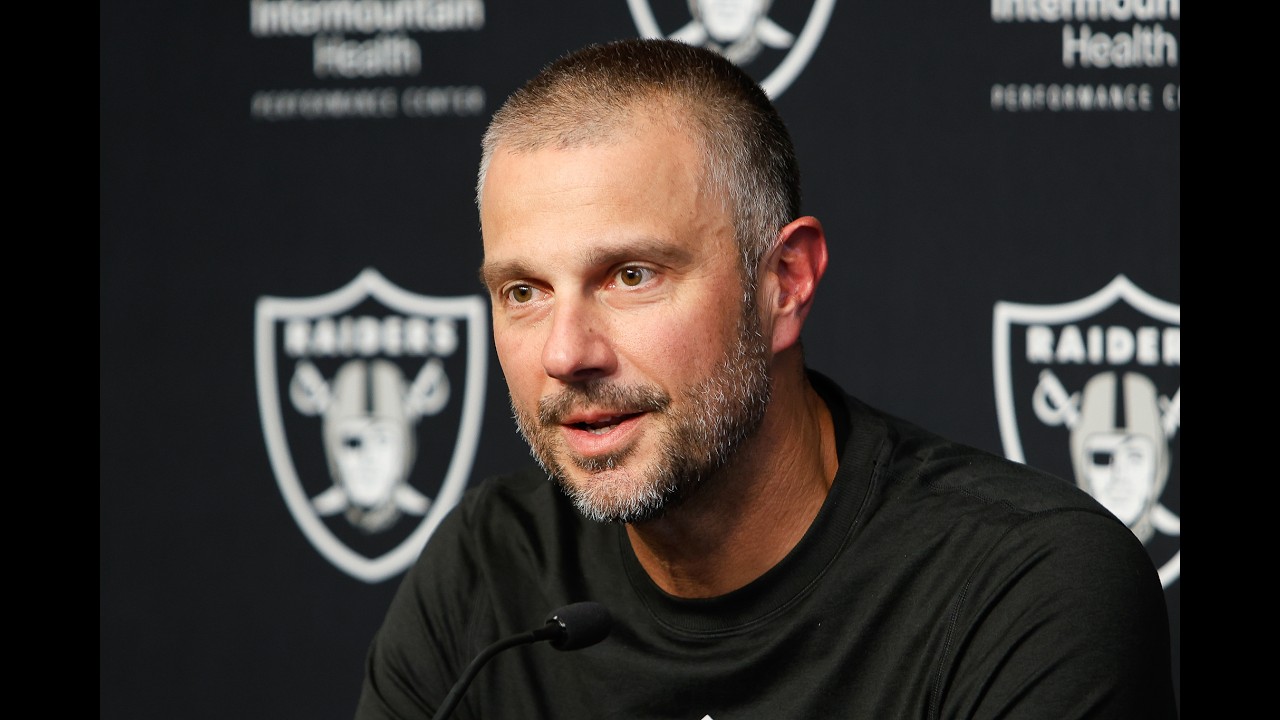 Пресс-конференция перед драфтом НФЛ генерального менеджера команды Las Vegas Raiders Джона Спайте...