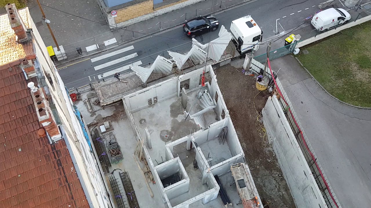 GRUTIER / GRUE À TOUR /MANITOWOC / POTAIN . Déchargement des escaliers poids 3 tonnes chacun . 🤘 .