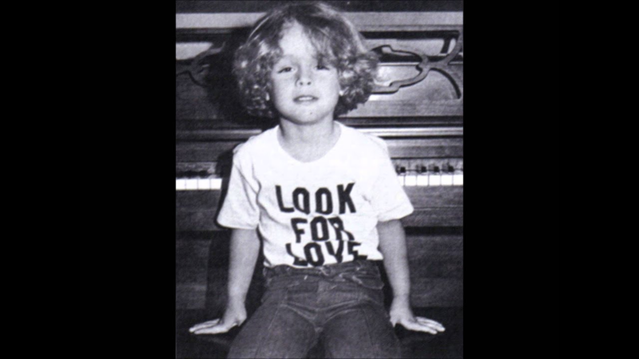 Billie Joe Armstrong singing at 5 years old. (Look For Love).